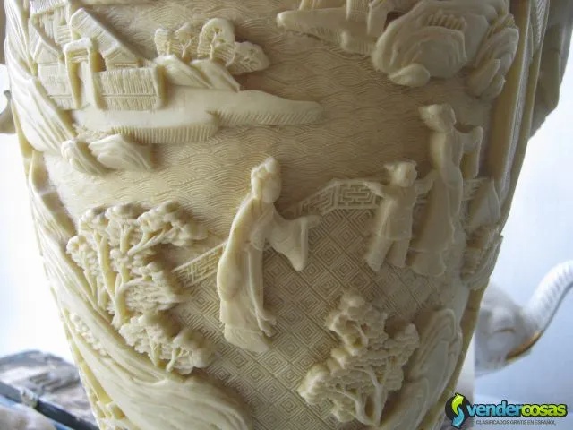 Pieza de marfil tallado con leyenda china, jarrón. anuncio, octubre, (2014).  2