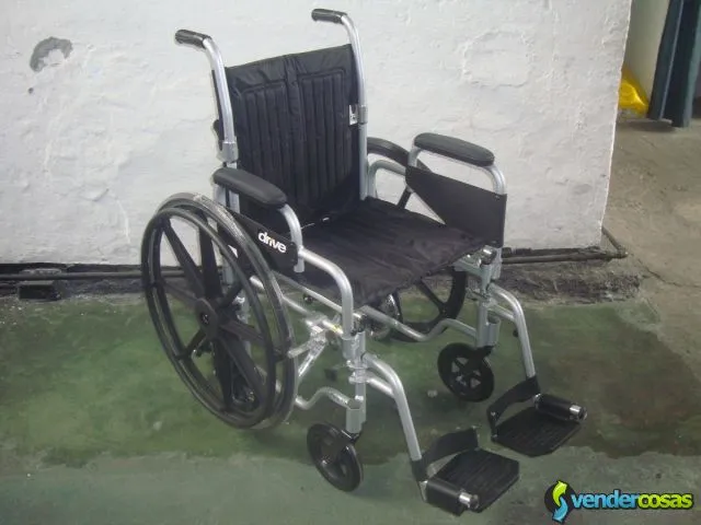 Silla clinica de ruedas, para persona con movilidad limitada 1